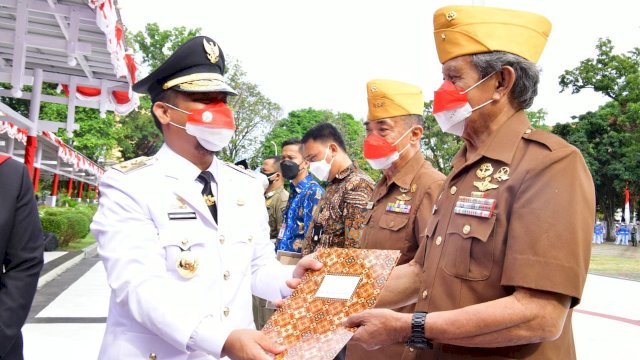 Plt Gubernur Sulsel memberi penghargaan kepada 10 tokoh covid.