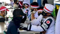 Semangat Merah Putih, TNI AL Vaksinasi Masyarakat Maritim Makassar Jelang Detik-Detik Proklamasi