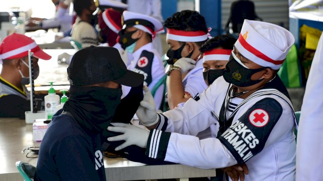 Semangat Merah Putih, TNI AL Vaksinasi Masyarakat Maritim Makassar Jelang Detik-Detik Proklamasi