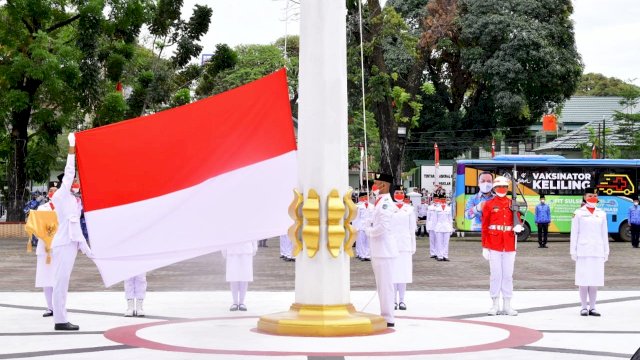 Pengibaran bendera dalam upacara HUT RI di Sulsel.