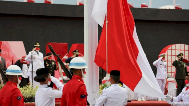 Proses penurunan bendera merah putih.