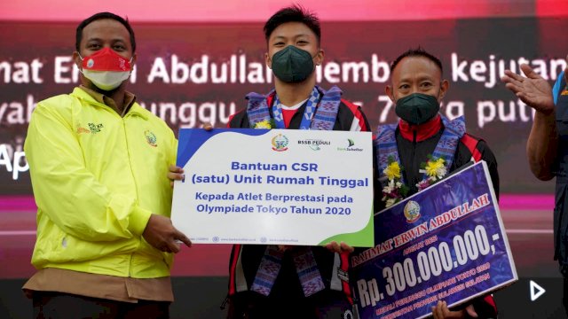 Plt Gubernur Sulsel saat memberi hadir kepada para putra terbaik asal Sulsel.