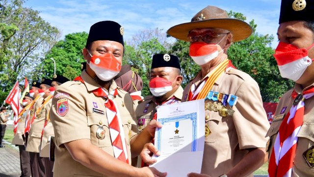 Pelaksana Tugas Gubernur Sulawesi Selatan (Sulsel) sekaligus Ketua Majelis Pembimbing Daerah (Mabida) Kwarda Pramuka Sulsel, Andi Sudirman Sulaiman, menjadi Pembina pada Apel Besar Gerakan Pramuka Kwartir Daerah Sulsel Tahun 2021, di Lapangan Upacara Rujab Gubernur Sulsel, Rabu, 18 Agustus 2021.