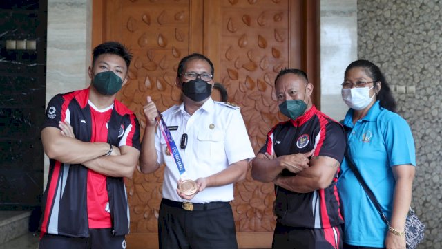 Wali Kota Makassar, Moh. Ramdhan &lsquo;Danny&rsquo; Pomanto menerima kunjungan dari Lifter Indonesia Rahmat Erwin Abdullah, di kediamannya, Rabu (28/7/21).