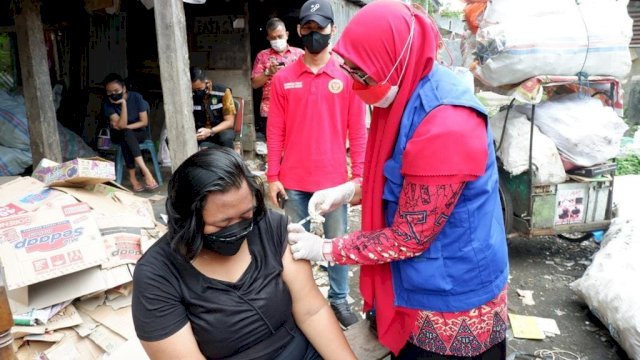 Vaksinasi door to door yang digelar oleh Binda Sulsel di Kelurahan Tompobalang, Kabupaten Gowa, Kamis (19/8). Dok: Humas BIN.