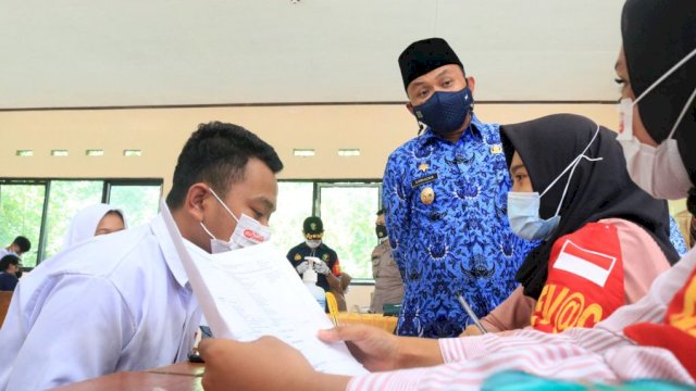 Bupati Bantaeng, Ilham Syah Azikin didampingi Kepala Dinas Pendidikan Provinsi Sulsel dalam rangka melaksanakan peletakan batu pertama.