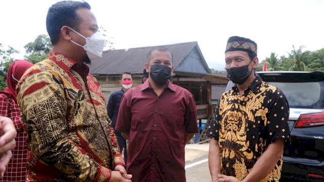 Pelaksana Tugas Gubernur Sulawesi Selatan (Sulsel), Andi Sudirman Sulaiman, meresmikan jembatan Sungai Bangkae, ruas lalan lingkar SKPD, Kelurahan Bangkae, Kecamatan Watang Pulu, Kabupaten Sidrap, Kamis, 19 Agustus 2021. 
