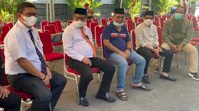 Saat Rektor UNM berada di rumah duka ayahanda Akbar Faizal, Jumat (20/8). | Dok: Humas UNM
