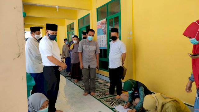 Bupati Bantaeng, Ilham Syah Azikin didampingi Kepala Dinas Kesehatan, dr Andi Ihsan serta sejumlah Kepala OPD lainnya melaksanakan Sholat Jum'at di Masjid Ar - Rahman Arakeke, Kelurahan Lembang, Kecamatan Bantaeng, Jum'at (20/8).