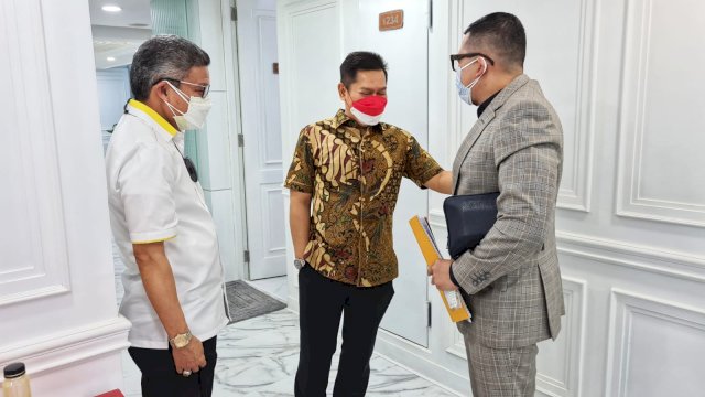 Sekjen Partai Golkar Lodewijk Freidrich Paulus, bersama Ketua Mahkamah Partai Adis Kadir dan Ketua DPD I Golkar Sulsel Taufan Pawe