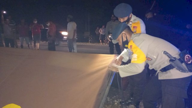 Batalyon C Pelopor Satbrimob Polda Sulsel Mendirikan Tenda Darurat Buat Warga Korban Kebakaran 