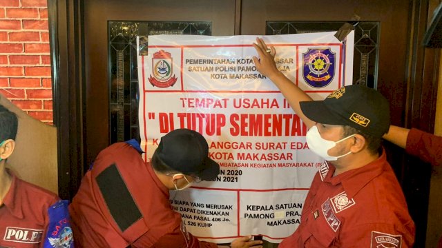 Penyegelan Vegas Lounge Wine & Beer House Hotel Claro Makassar oleh Satpol PP Makassar, Sabtu (21/8). | Dok: trotoar.id