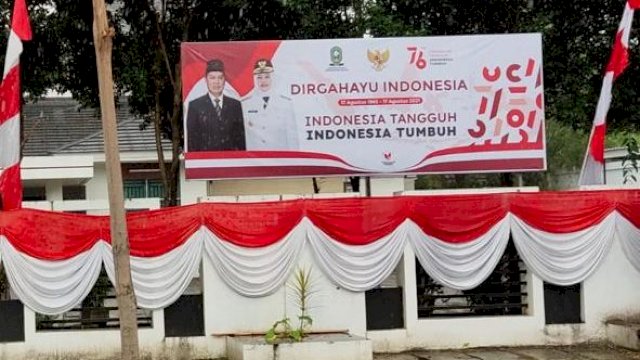Baliho ini terpasang di depan Rujab Wakil Bupati Andi Kartini Ottong, di Jalan Persatuan Raya, Sinjai Utara, Sabtu (21/8) | Dok: Istimewa.