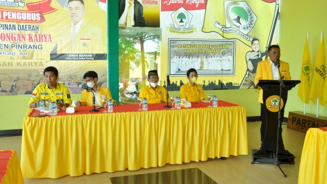 Ketua DPD II Golkar Pinrang memberi Arahan Kepada Pengurus Golkar Pinrang Dalam Kegiatan Orientasi 