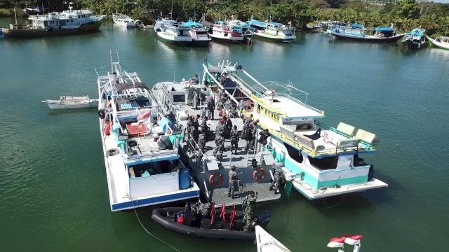 TNI AL Sambut Nelayan Yang Baru Pulang Melaut Di Barombong Dengan Serbuan Vaksinasi