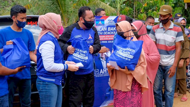 Ketua DPD PD SULSEL Ni'matullah Erbe menyerahkan Bantuan Paket Sembako Kepada Warga 