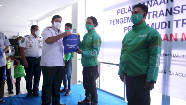 Sekprov Sulsel membuka pelaksanaan vaksinasi untuk pengemudi transportasi online dan truk.