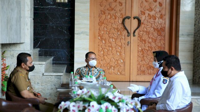 Walikota Makassar Moh. Ramdhan "Danny" Pomanto menerima kunjungan Ginaya Desembria, salah satu anggota Paskibraka putri tingkat nasional, asal Makassar yang terpilih mengikuti upacara HUT RI ke 76 di Istana Negara.