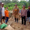 Gunakan Perahu, Kalaksa BPBD Tinjau Tanggul Jebol di Malbar
