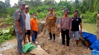 Gunakan Perahu, Kalaksa BPBD Tinjau Tanggul Jebol di Malbar