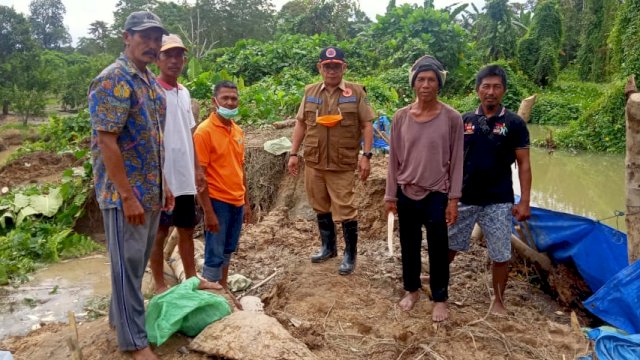 Gunakan Perahu, Kalaksa BPBD Tinjau Tanggul Jebol di Malbar