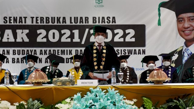 Rektor UIN Alauddin Prof Hamdan Juhannis (berdiri).