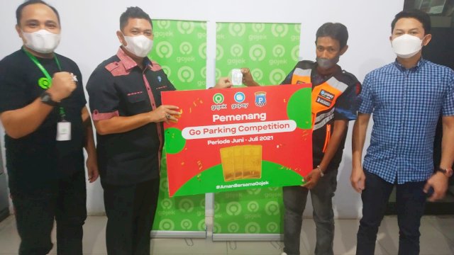 Bentuk Kerjasama, Jukir Terbaik Dapatkan Emas Batang