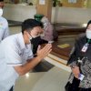 Ketum Hipmi Makassar Bagikan Nasi Kotak ke Nakes dan Petugas Kebersihan
