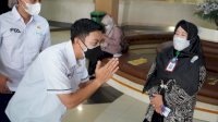 Ketum Hipmi Makassar Bagikan Nasi Kotak ke Nakes dan Petugas Kebersihan