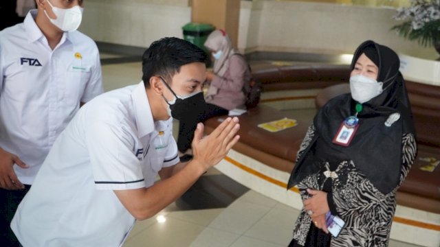 Ketum Hipmi Makassar Bagikan Nasi Kotak ke Nakes dan Petugas Kebersihan