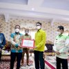 Plt Gub Serahkan Bantuan Logistik ke Bupati Sinjai