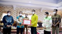 Plt Gub Serahkan Bantuan Logistik ke Bupati Sinjai