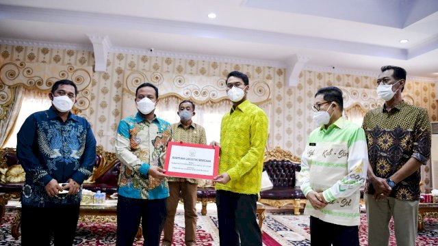 Plt Gub Serahkan Bantuan Logistik ke Bupati Sinjai