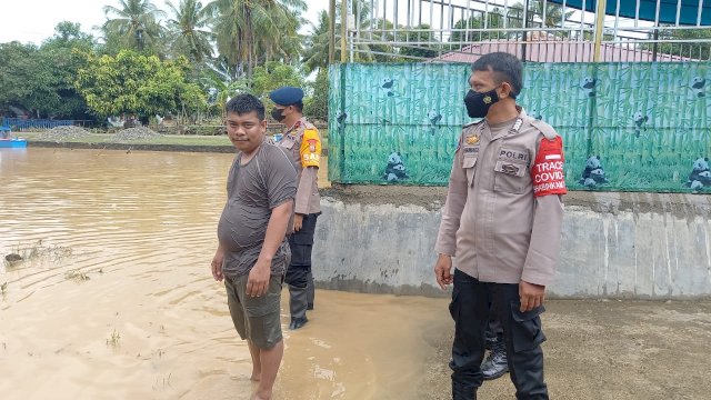 Bone Diguyur Hujan Terus Menerus, Patroli SAR Brimob Sasar Desa imbau Warga Waspada Banjir