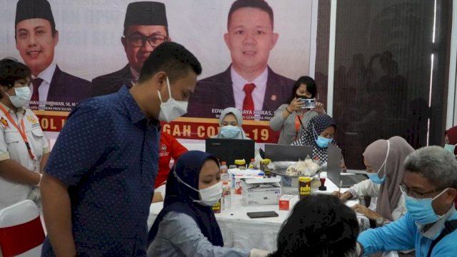Ketua DPD Gerindra Sulsel, Andi Iwan Darmawan Aras Meninjau Proses Penyuntikan Vaksin Kepada Warga Makassar Pada Kegiatan Vaksinasi DPD Gerindra Suls 