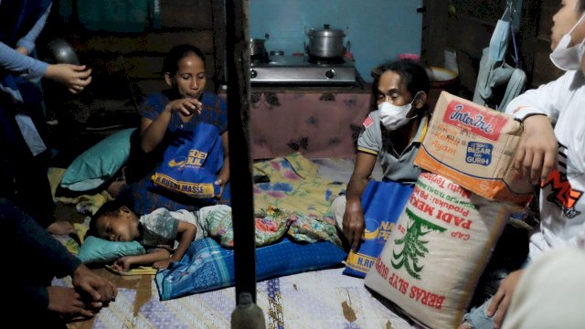 Kisah Satu Keluarga di Pinrang Sulsel Hidup Memprihatinkan di Gubuk 2×4 Meter Dapat Santunan NasDem Milenial RMS