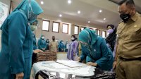 Lantik dan Serah Terima Jabatan 14 Ketua TP PKK Kecamatan, Ini Pesan Indira Yusuf Ismail