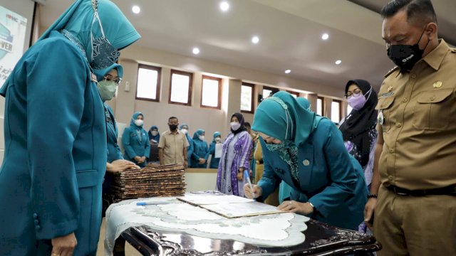  Ketua Tim Penggerak PKK Kota Makassar, Indira Yusuf Ismail, telah melantik 14 Ketua TP PKK Kecamatan di Ruang Sipakatau Kantor Balaikota Makassar, Senin (30/08/2021).