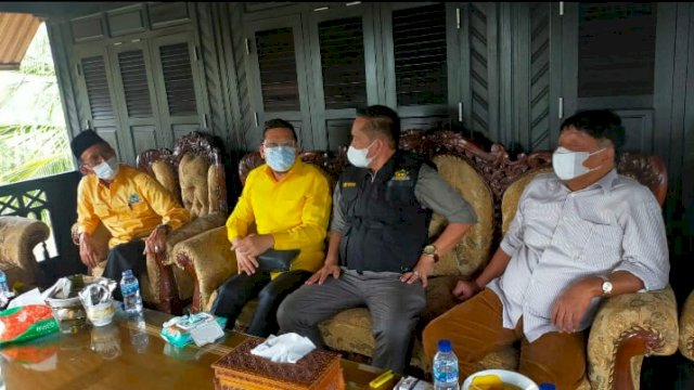 Wakil Ketua Umum DPP Partai Golkar Ahmad Doli Kurnia Tandjung Duduk Berdampingan Bupati Tanah Toraja Tehofilus Allorerung 