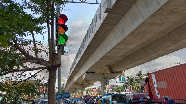 Kondisi jalan di AP Pettarani dan lampu merah yang menyala tiga-tiganya, Jumat (20/8) | Dok: Alam/ trotoar.id