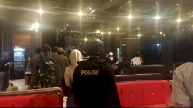 Saat Satgas Raika menggerebek Bar berkedok Cafe di Toddopuli, Makassar, Senin, (2/8) || dok: tim.