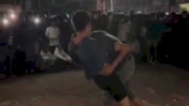 Tarung bebas ala MMA yang diduga terjadi di Makassar, sempat viral beberapa waktu lalu. (Tangkapan layar)
