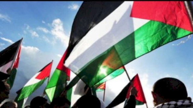 Foto ini sebuah ilustrasi pengibaran bendera Palestina. (Istimewa).