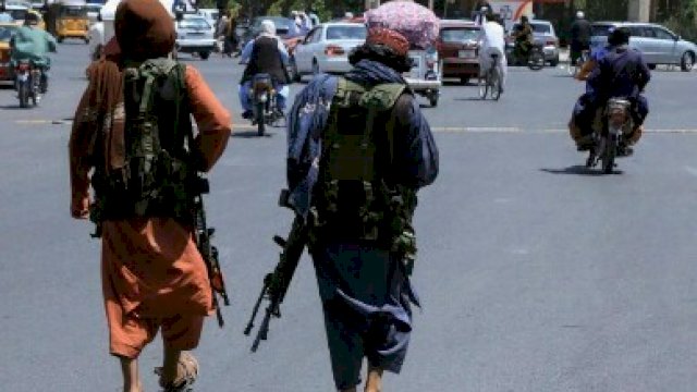 Pasukan Taliban berpatroli di sebuah jalan di Herat, Afghanistan 14 Agustus 2021. REUTERS/Stringer
