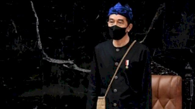 Presiden Jokowi dengan pakaian adat suku Baduy ketika menghadiri rapat tahunan MPR, banyak orang menilai ini penampilan yang sederhana dan penuh wibawa sebagai pemimpin negara. (Dok: Detik)