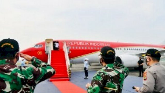 Saat Presiden Jokowi disambut setiba di Jatim menggunakan pesawat yang berwarna merah.