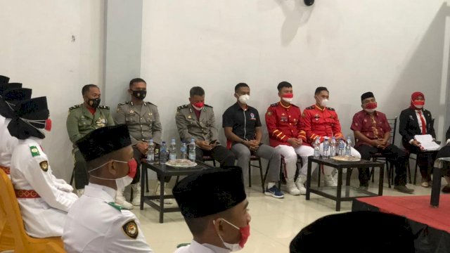 Bupati Bulukumba Muchtar Ali Yusuf mengapresiasi kinerja para anggota Pasukan Pengibar Bendera (Paskibraka) pada Upacara Peringatan Hari Ulang Tahun (HUT) Proklamasi Kemerdekaan Republik Indonesia ke-76 tingkat Kabupaten Bulukumba yang berlangsung di Lapangan Pemuda, Selasa, 17 Agustus 2021.