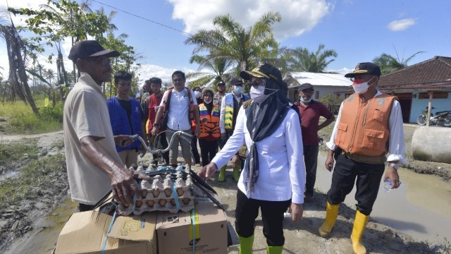 Bupati Kabupaten Luwu Utara, Indah Putri Indriani, mengunjungi keluarga korban perahu tenggelam di Dusun Melati Desa Beringin Jaya Kecamatan Baebunta Selatan, Rabu (18/8/2021). 