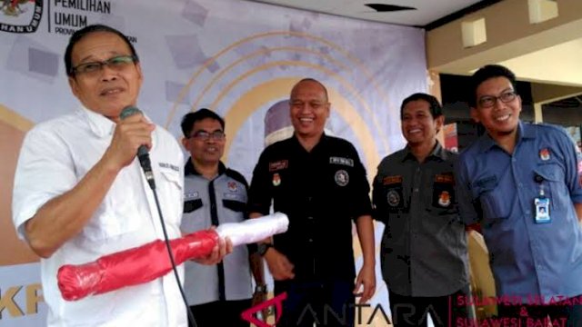 Annas GS Berbaju Putih Saat Aktif menjadi Sekretaris KPU Sulsel