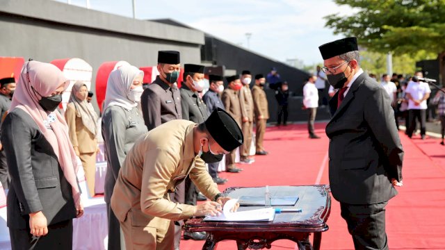 Wali Kota Makassar Moh Ramdhan &ldquo;Danny&rdquo; Pomanto melantik 47 pejabat administrator lingkup Pemerintah Kota Makassar di anjungan pantai losari, Rabu (1/9/2021). Ke 47 pejabat ini di pilih pasangan Danny-Fatma untuk bekerja bersama membangun Makassar.